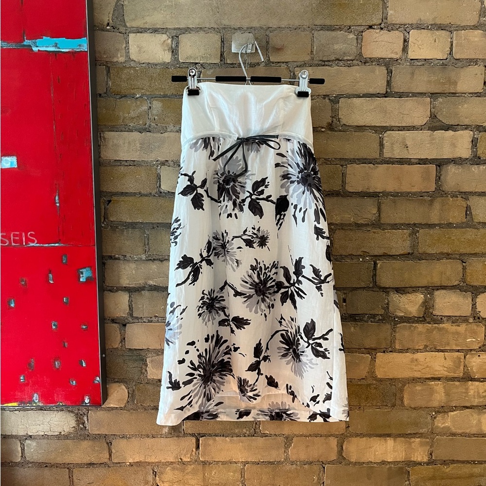 Never worn brand new Benetton strapless grey and white floral dress. Size S.